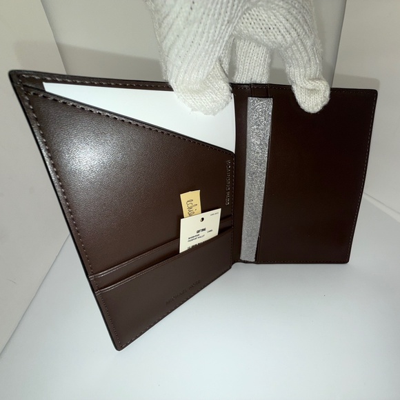 MICHAEL KORS MONOGRAM WALLET! - Picture 8 of 16